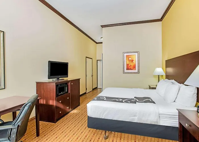 La Quinta By Wyndham Ennis Hotel