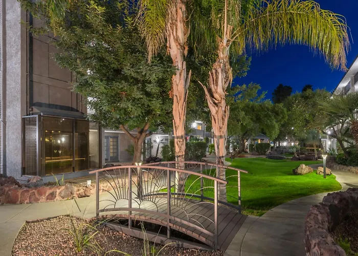 Holiday Inn And Suites Phoenix Airport North By Ihg